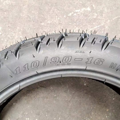 Carga no porto de Qingdao 110/90-16 Pneus sem tubo para motocicletas com 35% a 55% de teor de borracha