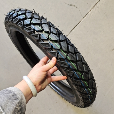 Pneus de motocicleta de 17&quot; 18&quot; 19&quot; 21&quot; com borracha natural fabricados no porto de carregamento Qingdao