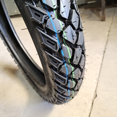 Pneus de motocicleta de 17&quot; 18&quot; 19&quot; 21&quot; com borracha natural fabricados no porto de carregamento Qingdao