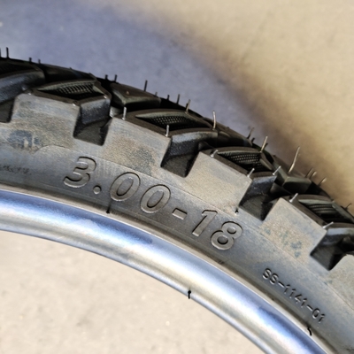 Pneus de motocicleta de 17&quot; 18&quot; 19&quot; 21&quot; com borracha natural fabricados no porto de carregamento Qingdao