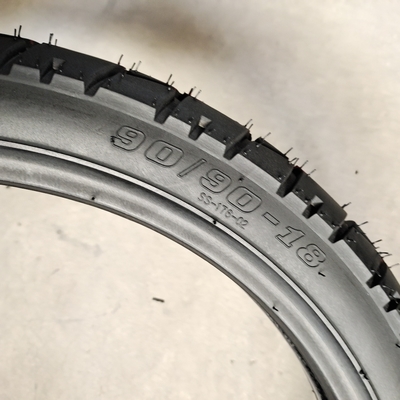 Ótimo desempenho Pneus de motocicleta e tubo interno 3.00/3.25-18 com borracha natural