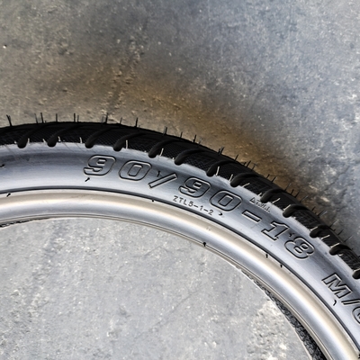 Pneus de motocicleta de borracha natural 2.75-16 2.75-17 2.75-18 2.50-17 9090-18 com matéria-prima