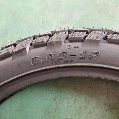 Trocador direto de pneus de moto 3.00-18 com 20000 KM Vida útil e tempo de trabalho Dentro de 25 dias