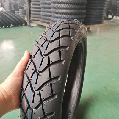 Porto de carregamento Qingdao Chinês 90/90-12 Pneus pesados de motocicleta sem tubo com carcaça de pneus