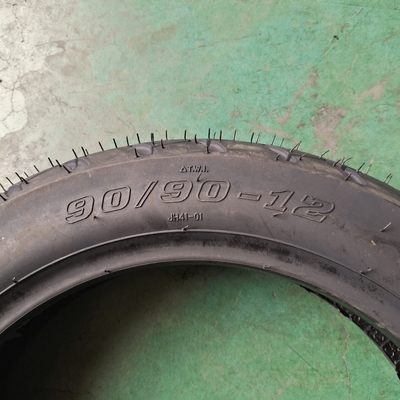 Porto de carregamento Qingdao Chinês 90/90-12 Pneus pesados de motocicleta sem tubo com carcaça de pneus