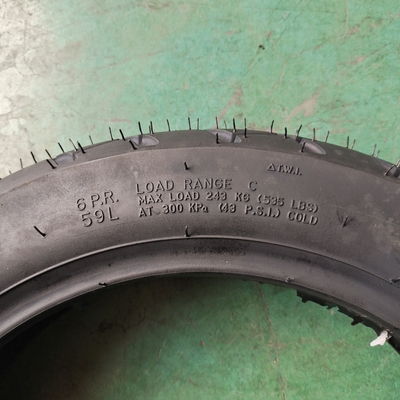 Porto de carregamento Qingdao Chinês 90/90-12 Pneus pesados de motocicleta sem tubo com carcaça de pneus