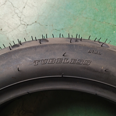 Porto de carregamento Qingdao Chinês 90/90-12 Pneus pesados de motocicleta sem tubo com carcaça de pneus