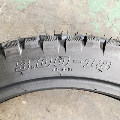 35%-55% de teor de borracha pneu de motocicleta de borracha natural 3.00-18 pneus sem tubos no melhor