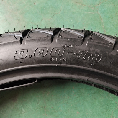 Pneus sem tubo para motocicletas 3.00-18 35%-55% Teor de borracha 6pr/8pr Ply Rating