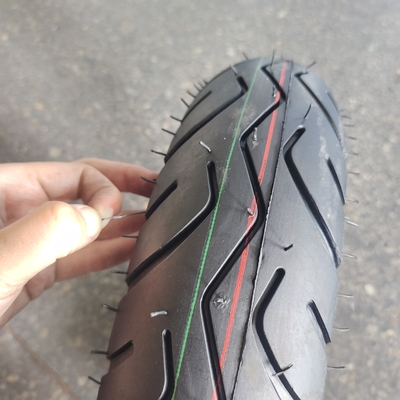 35%-45% de teor de borracha Pneus sem tubos de motocicletas 3,50-10 350 10 com material durável