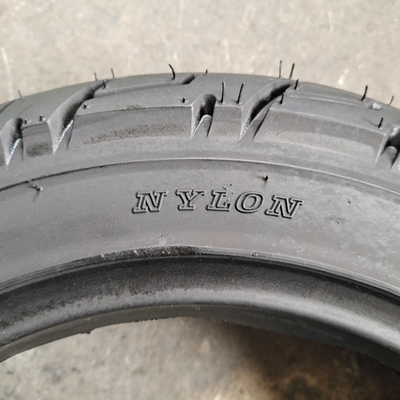 Pneus sem tubo para motocicletas 3.50-10 3.00-10 com matéria-prima de aço de nylon de borracha natural