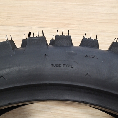 Pneus de motocicleta de aço de nylon de borracha natural 140/80-18 Pneus macios 6pr/8pr para desempenho