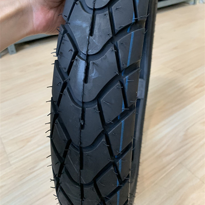 Porto de Qingdao Carregamento 90 90 18 Pneus de motocicletas com capacidade de produção de 5000 unidades por dia