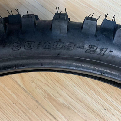 Ban Motor 80/100 21 Pneus de motocicleta com 35%-55% de conteúdo de borracha no Porto de Qingdao
