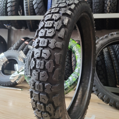 Carregamento no porto de Qingdao Rodas de motocicletas Pneus 90/90-18 com carcaça de pneus de longa duração
