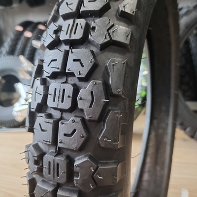 Carregamento no porto de Qingdao Rodas de motocicletas Pneus 90/90-18 com carcaça de pneus de longa duração