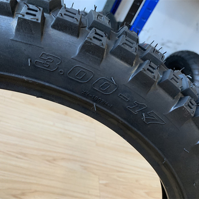 5000 peças por dia Pneus de moto Maxxis para Bajaj Boxer 300-17 Conteúdo de borracha 35%-55%