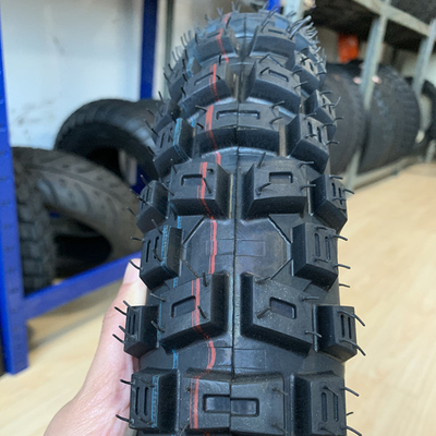 Produzir 5000 peças por dia com a Máquina de Recauchutamento de Pneus de Motocicletas 300-17