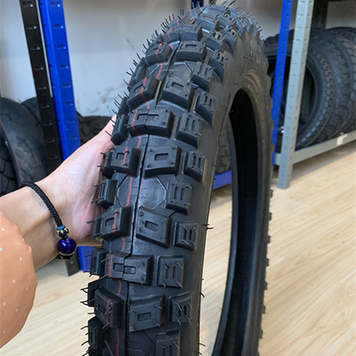 Produzir 5000 peças por dia com a Máquina de Recauchutamento de Pneus de Motocicletas 300-17