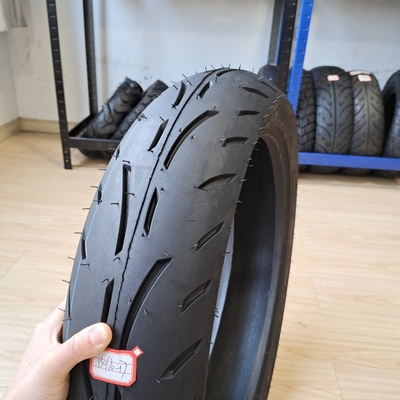 35%-55% de teor de borracha Caixa de pneus 130/70-17 Pneus para motocicletas e pneus duráveis