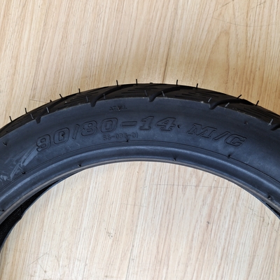 80/90-14 Tamanho Máquina de Fabricação de Pneus Sem Tubos de Motocicleta com e Projeto de Padrão Profundo