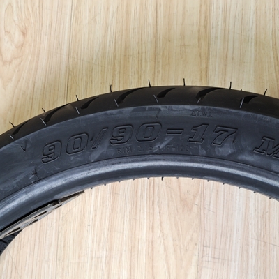 35%-55% de teor de borracha 90/90-17 TL Pneus de motocicleta para certificação ISO9001