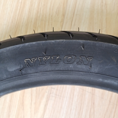 35%-55% de teor de borracha 90/90-17 TL Pneus de motocicleta para certificação ISO9001