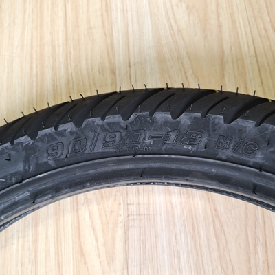 Teor de borracha de 35% a 55% 90/90-18 Pneus de motocicleta para a natureza