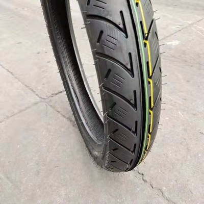 O Porto de Qingdao oferece pneus para motocicletas por 90/90-18 110/90-16 90.90.18 Pneus