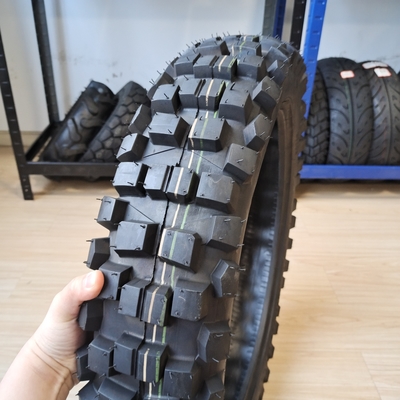 Pneus de motocicletas 110/90-18 8PR para o mercado da Venezuela Conteúdo de borracha preta 35%-55% Durável