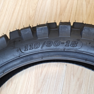 Pneus de motocicletas 110/90-18 8PR para o mercado da Venezuela Conteúdo de borracha preta 35%-55% Durável
