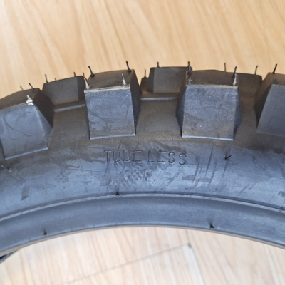 Pneus de motocicletas 110/90-18 8PR para o mercado da Venezuela Conteúdo de borracha preta 35%-55% Durável