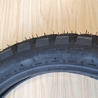 Porto de Qingdao 110 90 17 Pneus de motocicletas com 35% a 55% de teor de borracha