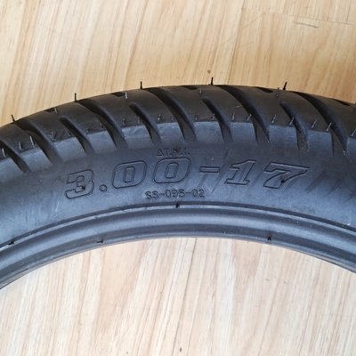 3.00-17 Pneus de borracha natural de motocicleta Padrão popular para desempenho de alta velocidade