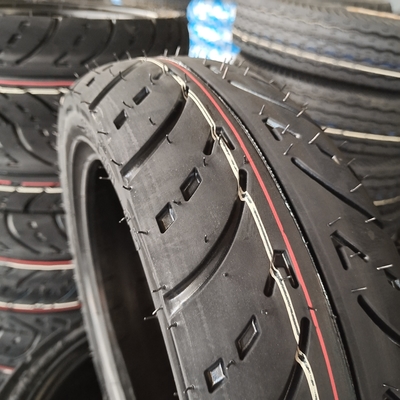 Resistência à tração 10,5 Pneus de motocicleta Pneus sem tubo 140 60 17 no Porto de Qingdao