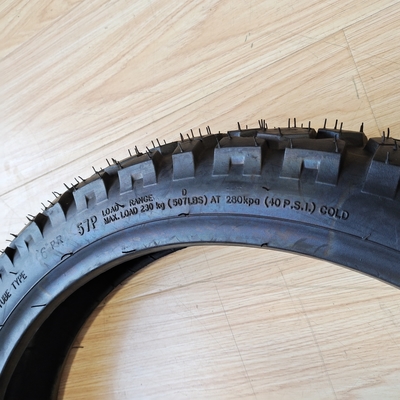 90/90-18 TT Pneus para motocicletas MT026 Fabricados com 35% a 55% de teor de borracha natural