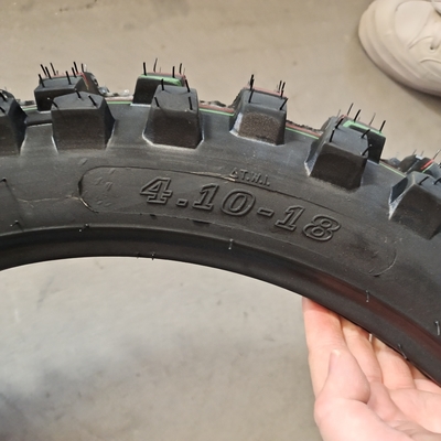 Pneus de motocicletas sem tubo de nylon de borracha natural direta 4.10-18 para rodas e pneus de motocicletas