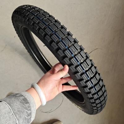 Pneus de motocicleta de borracha natural 3.00-18 com ótimo desempenho e aceitável OEM