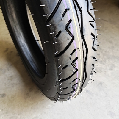 Pneus e tubos internos de motocicletas do porto de carga de Qingdao 300-10 com 35% a 55% de teor de borracha