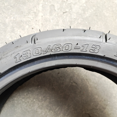 Resistência à tração 10,5 Pneus/Pneus de motocicletas 130/60-13 TL para e Capacidade de produção