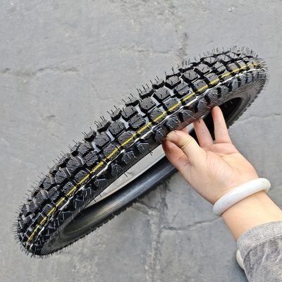 250x17 Pneus de motocicleta com 10,5 resistência à tração e design de padrão profundo