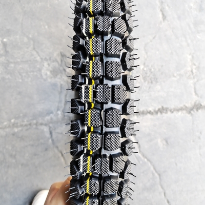 250x17 Pneus de motocicleta com 10,5 resistência à tração e design de padrão profundo
