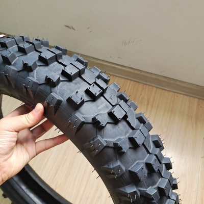 Pneus de motocicletas 4.60-17 sem tubos e tubos com capacidade de produção de 5000 peças por dia