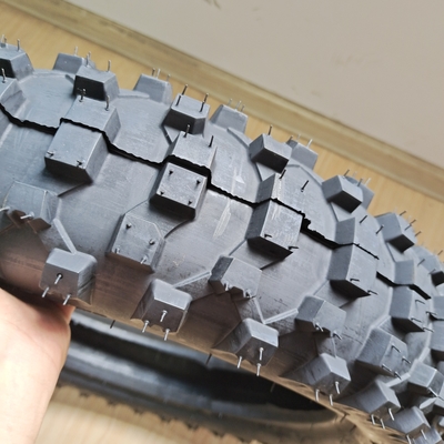 Pneus de motocicletas 4.60-17 sem tubos e tubos com capacidade de produção de 5000 peças por dia