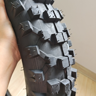 Pneus de motocicletas 4.60-17 sem tubos e tubos com capacidade de produção de 5000 peças por dia