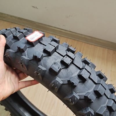Pneus de motocicletas 4.60-17 sem tubos e tubos com capacidade de produção de 5000 peças por dia