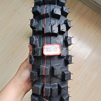 35%-55% de teor de borracha em pneus de motocicletas 4.10-18 OWN DOT ISO CCC SONCAP no porto de Qingdao