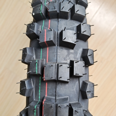 35%-55% de teor de borracha em pneus de motocicletas 4.10-18 OWN DOT ISO CCC SONCAP no porto de Qingdao