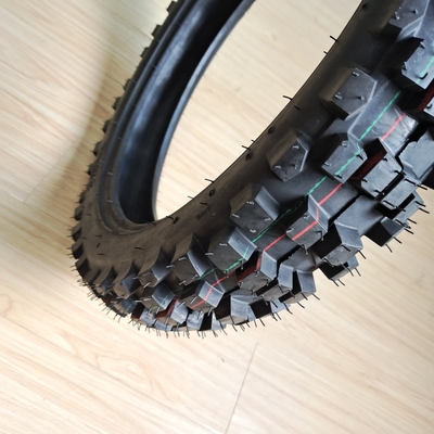 35%-55% de teor de borracha em pneus de motocicletas 4.10-18 OWN DOT ISO CCC SONCAP no porto de Qingdao