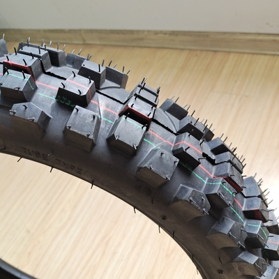 35%-55% de teor de borracha em pneus de motocicletas 4.10-18 OWN DOT ISO CCC SONCAP no porto de Qingdao
